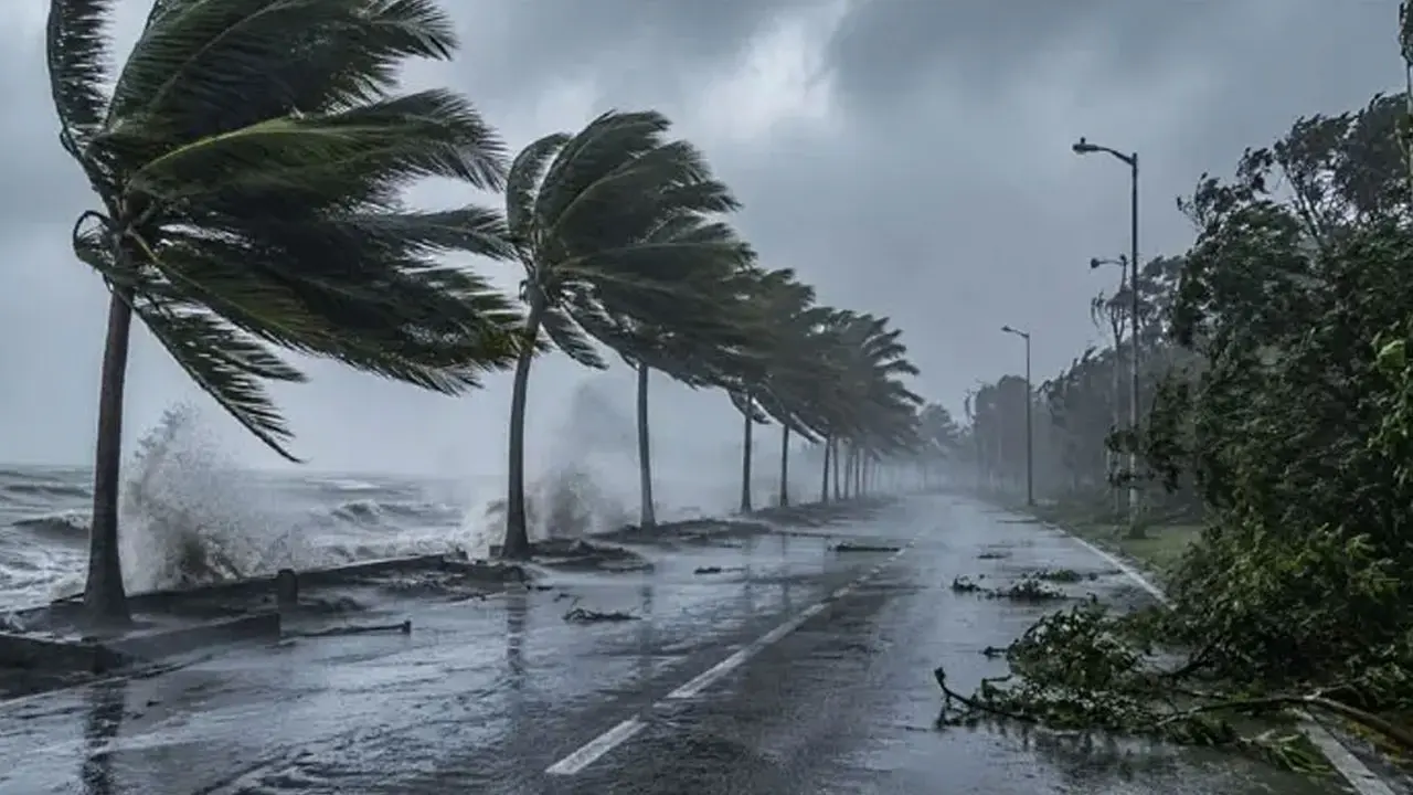 সাত অঞ্চলে ৬০ কিলোমিটার বেগে ঝোড়ো হাওয়ার আভাস, নদীবন্দরে সতর্কতা