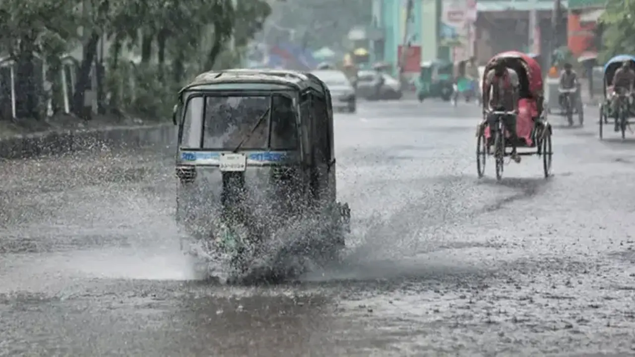 আগামী ৪৮ ঘণ্টায় সারাদেশে ভারী বর্ষণের আভাস, জলাবদ্ধতার আশঙ্কা