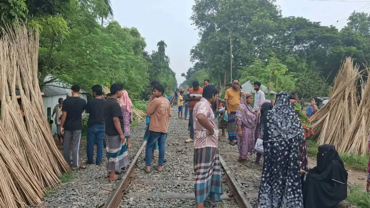 ছেলেকে বাঁচাতে গিয়ে ট্রেনের ধাক্কায় মায়ের মৃত্যু