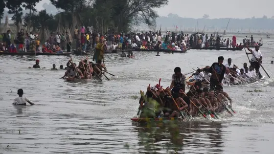 রাজবাড়ীতে নৌকা বাইচ উপভোগ করল হাজারো মানুষ