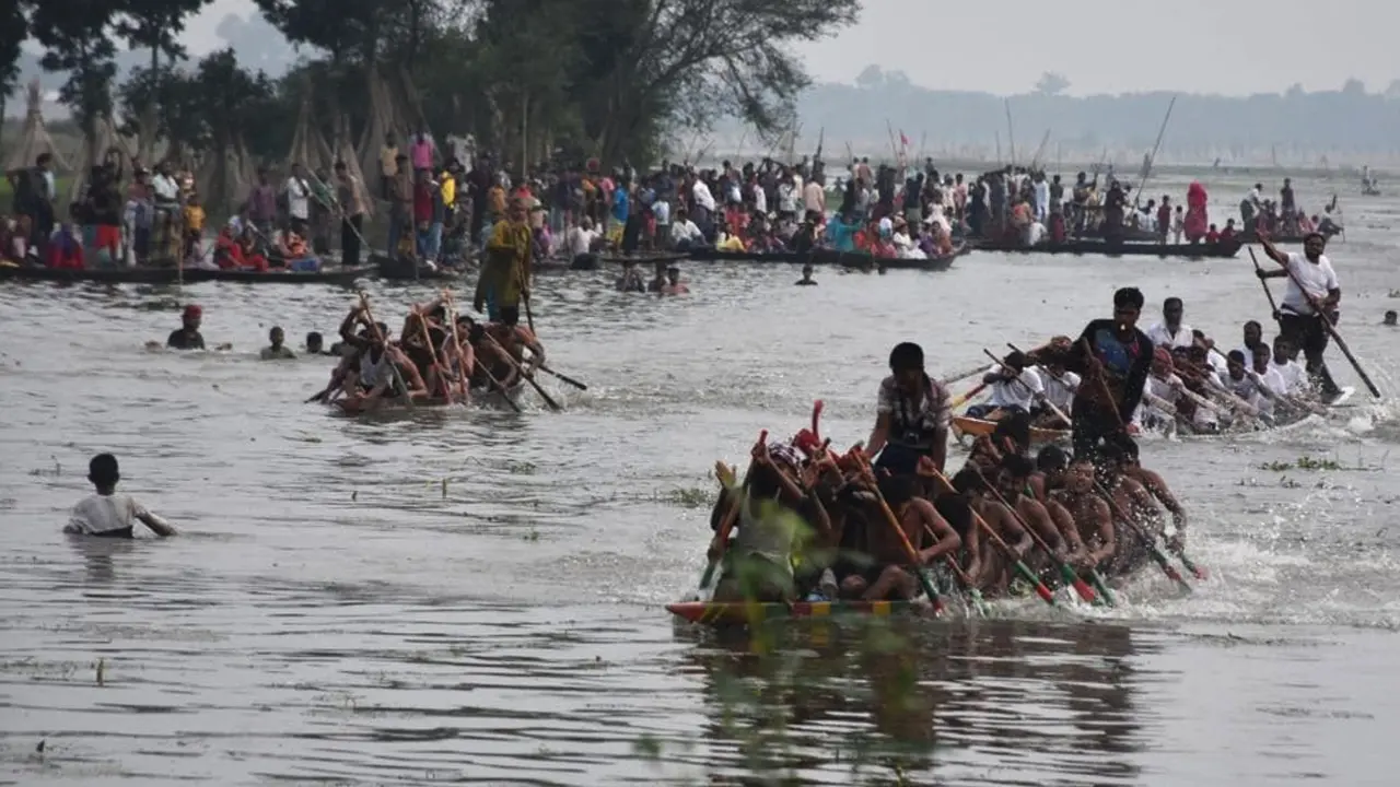 রাজবাড়ীতে নৌকা বাইচ উপভোগ করল হাজারো মানুষ