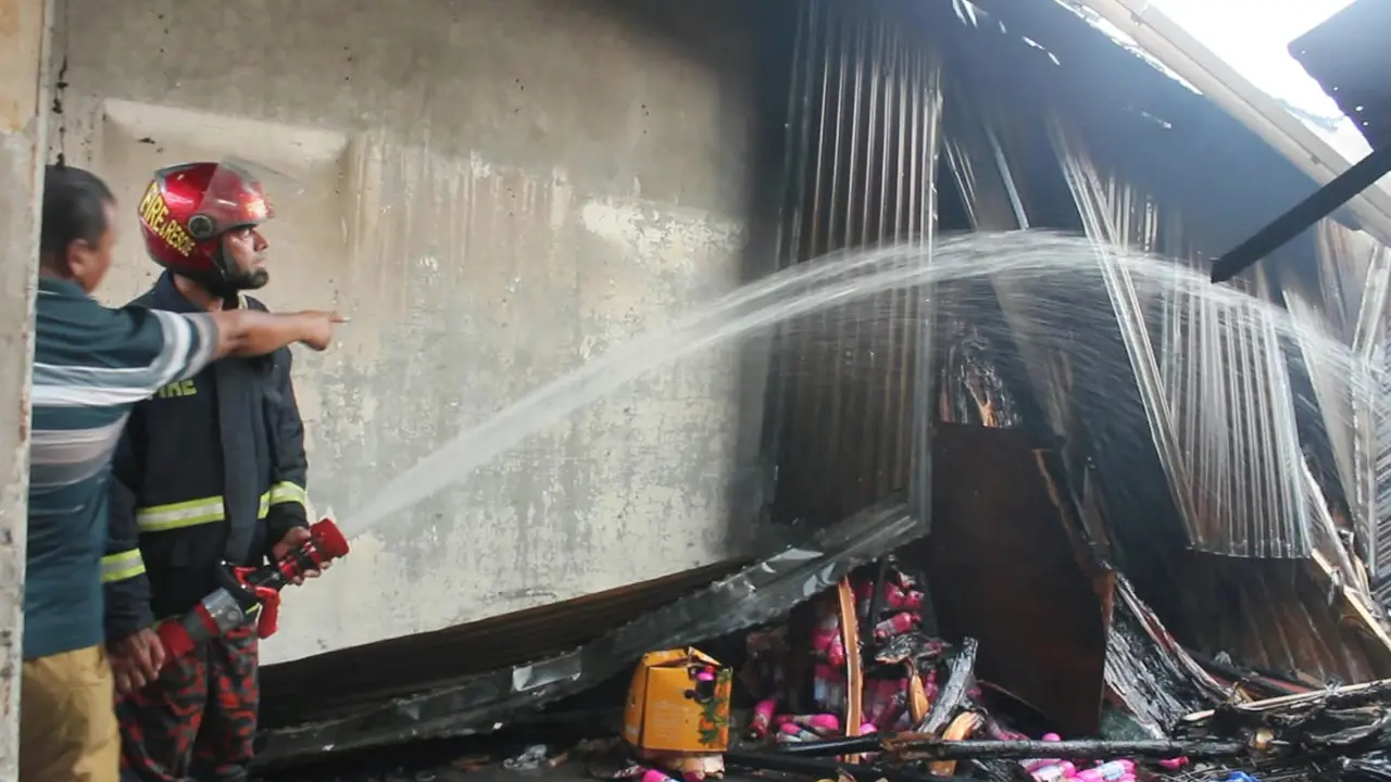 বল্লার বাসা পোড়াতে গিয়ে আগুন, পুড়ল ৫ দোকান