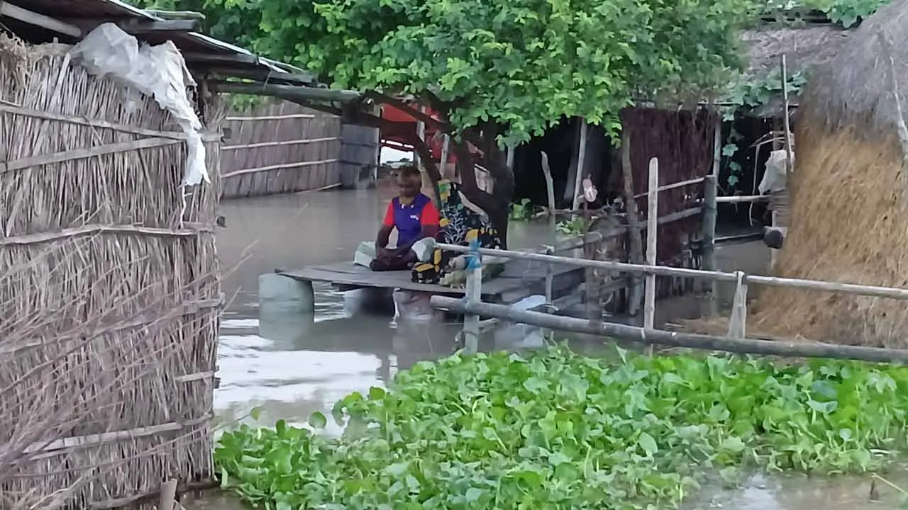 বাড়ির চারদিকে পানি, তবুও ভিটে ছাড়তে নারাজ তারা