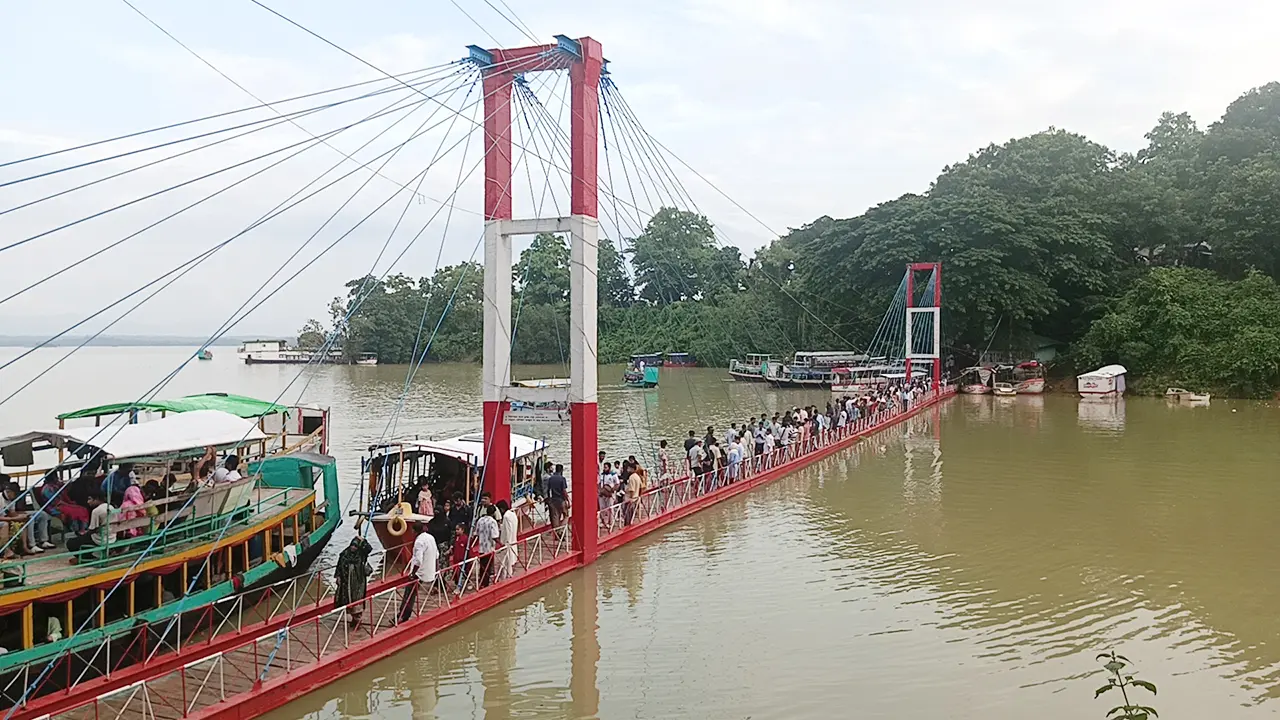 ৬ দিন পর ভেসে উঠেছে রাঙামাটির ঝুলন্ত সেতু, পর্যটকদের উপচেপড়া ভিড়