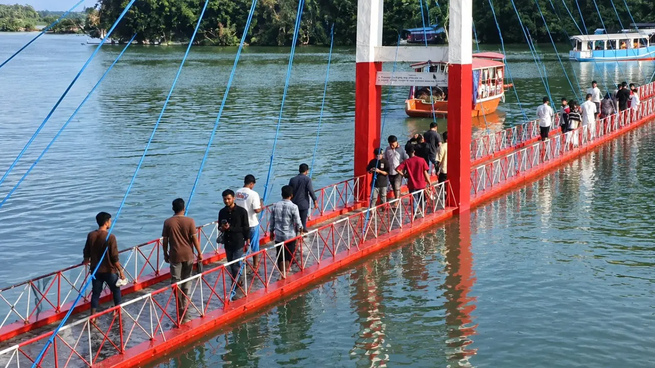 নিষেধাজ্ঞার পরও রাঙামাটির ঝুলন্ত সেতুতে পর্যটকদের উপচেপড়া ভিড়