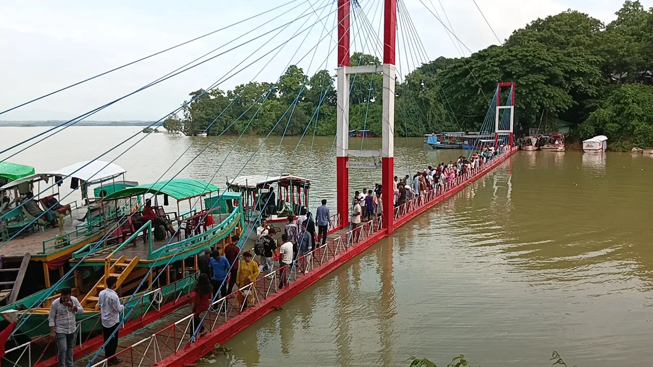 পানিতে ডোবার ৭ দিন পর পর্যটকদের জন্য খুলল রাঙামাটির ঝুলন্ত সেতু