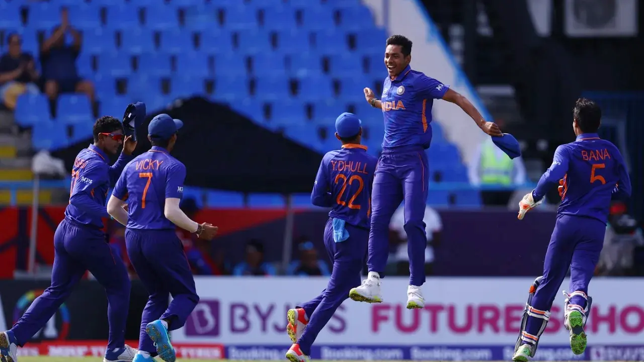 বয়স চুরি করে বিশ্বকাপ জিতেছেন ভারতীয় ক্রিকেটার, আরেকজন ধরা পড়ায় নিষিদ্ধ