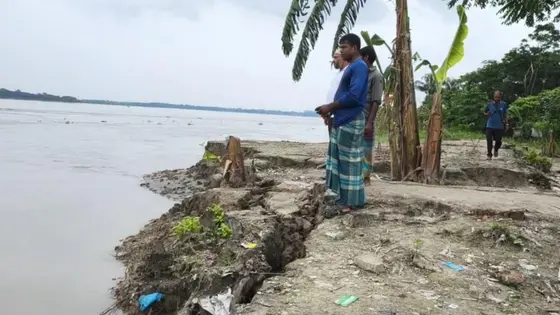 নদীর ভাঙনে হুমকিতে বাহেরচর, ঘরবাড়ি নিয়ে রাস্তায় ২০ পরিবার