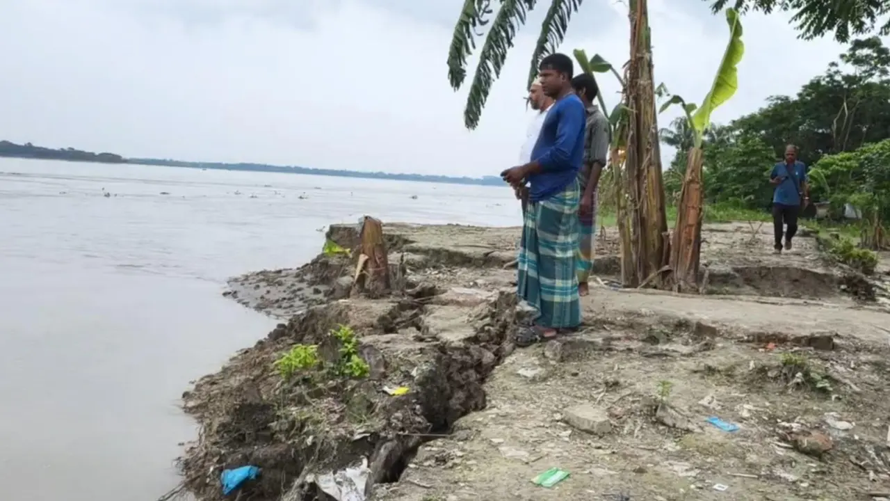 নদীর ভাঙনে হুমকিতে বাহেরচর, ঘরবাড়ি নিয়ে রাস্তায় ২০ পরিবার