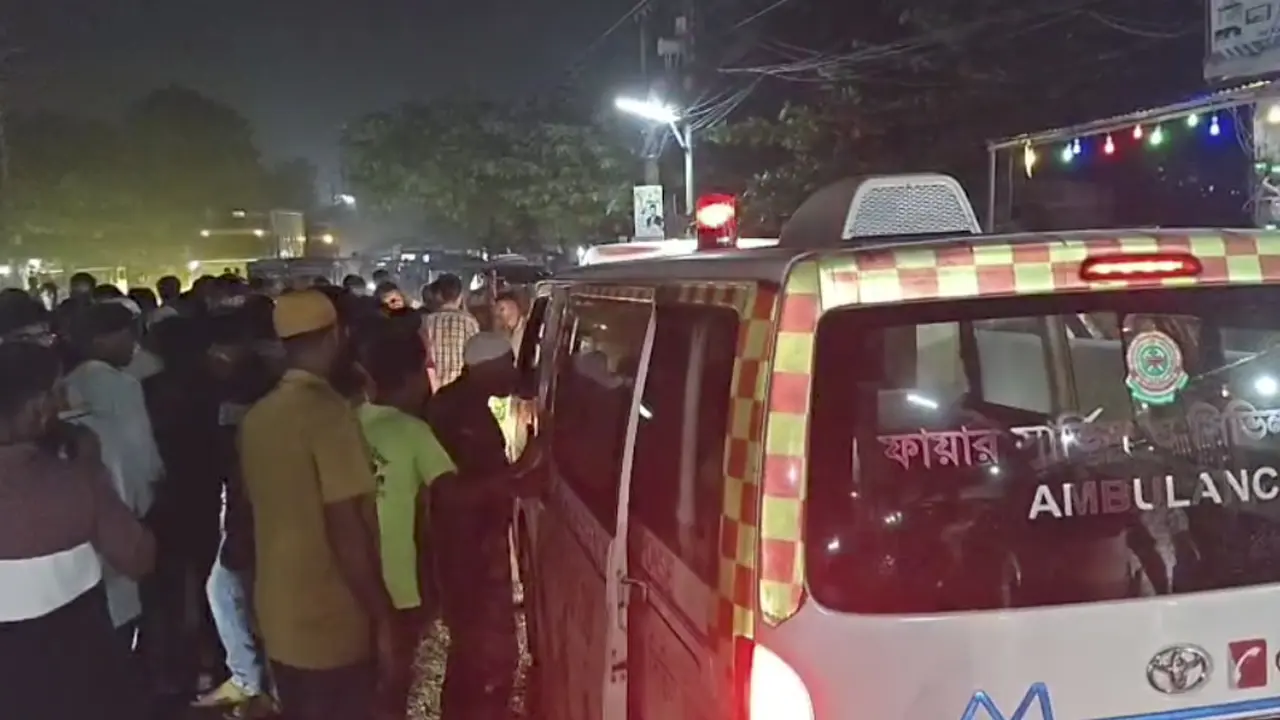 ছেলের বিয়ের বাজার করে বাড়ি ফিরছিলেন, সড়কে প্রাণ গেল বাবা-মায়ের