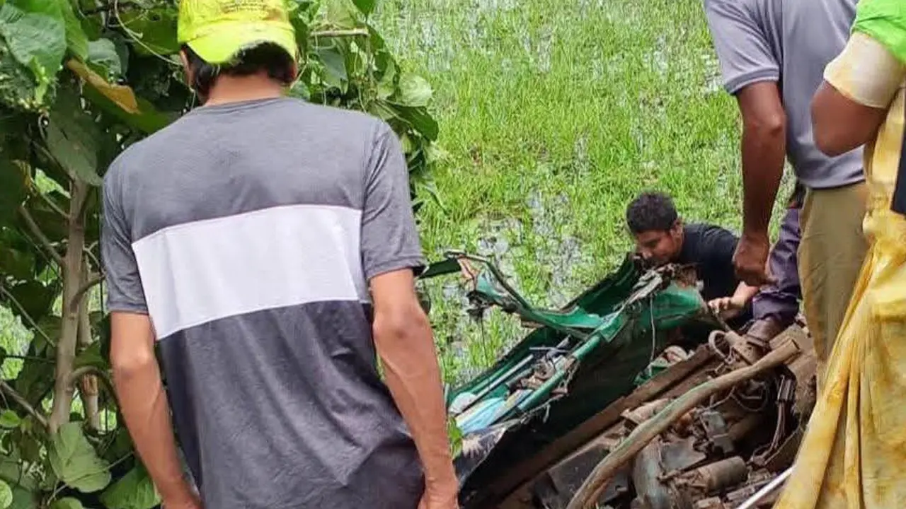 সিএনজি-কাভার্ড ভ্যানের মুখোমুখি সংঘর্ষ, নিহত বেড়ে ৩