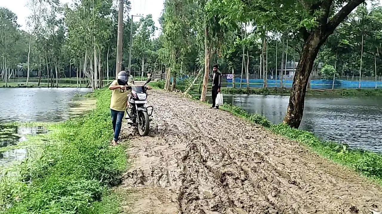 গাইবান্ধায় ৩৮৫১ কিলোমিটার কাঁচা সড়ক, বর্ষায় কাদা-খরায় ধুলার দুর্ভোগ