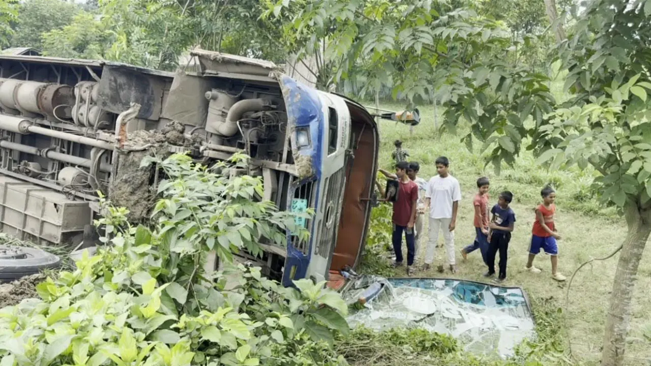 ঝিনাইদহে যাত্রীবাহী বাস নিয়ন্ত্রণ হারিয়ে খাদে