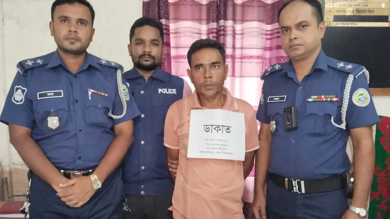 পিরোজপুরে পিস্তল-ককটেলসহ আন্তঃজেলা ডাকাত সর্দার গ্রেপ্তার