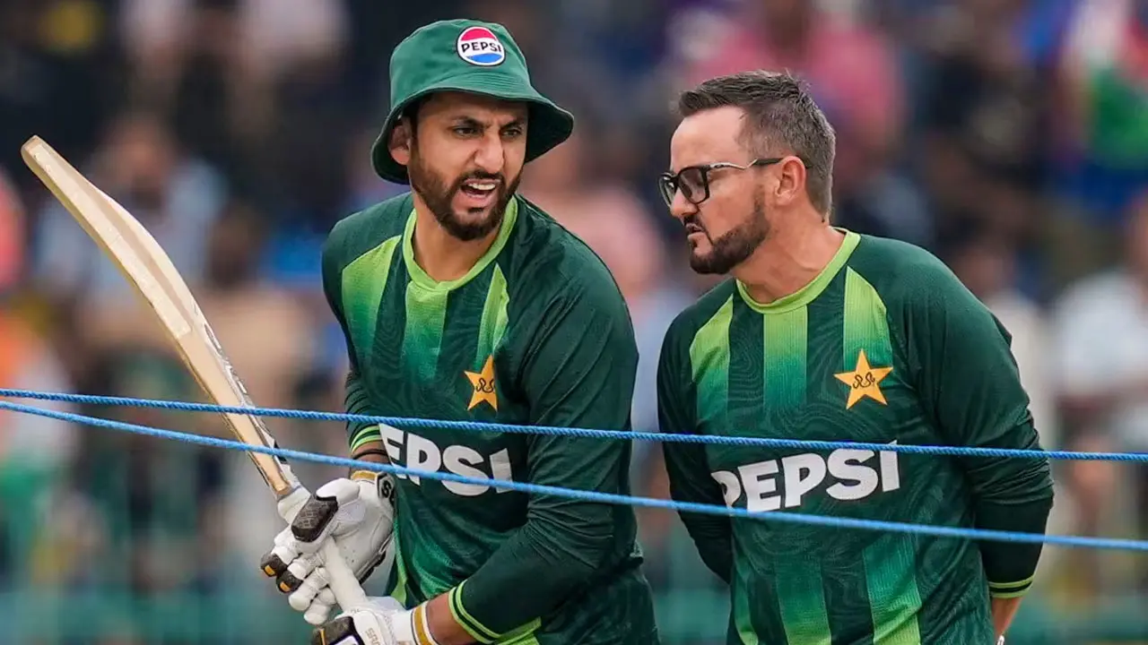 পাকিস্তানের স্কোয়াডে ব্যাপক রদবদল নিয়ে নীরবতা ভাঙলেন হেসন