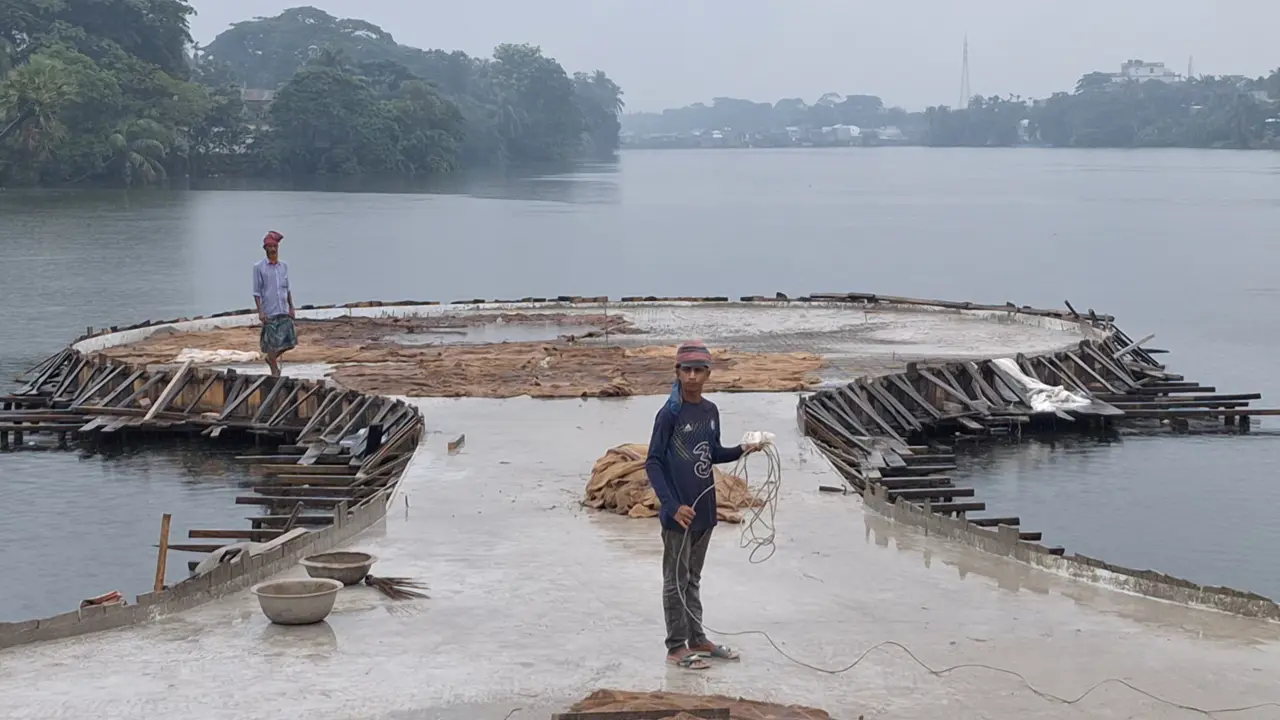 বরগুনায় ১২ কোটি টাকার নির্মাণাধীন আরসিসি প্ল্যাটফর্মে ধস