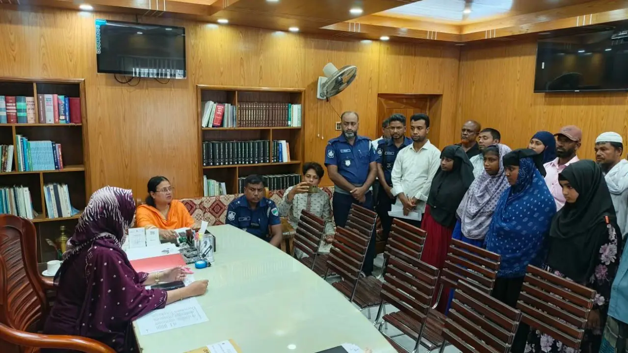 একই বিদ্যালয়ের ১৩ ছাত্রীর গোপনে বিয়ে, বিদ্যালয়ে ফেরানোর উদ্যোগ প্রশাসনের