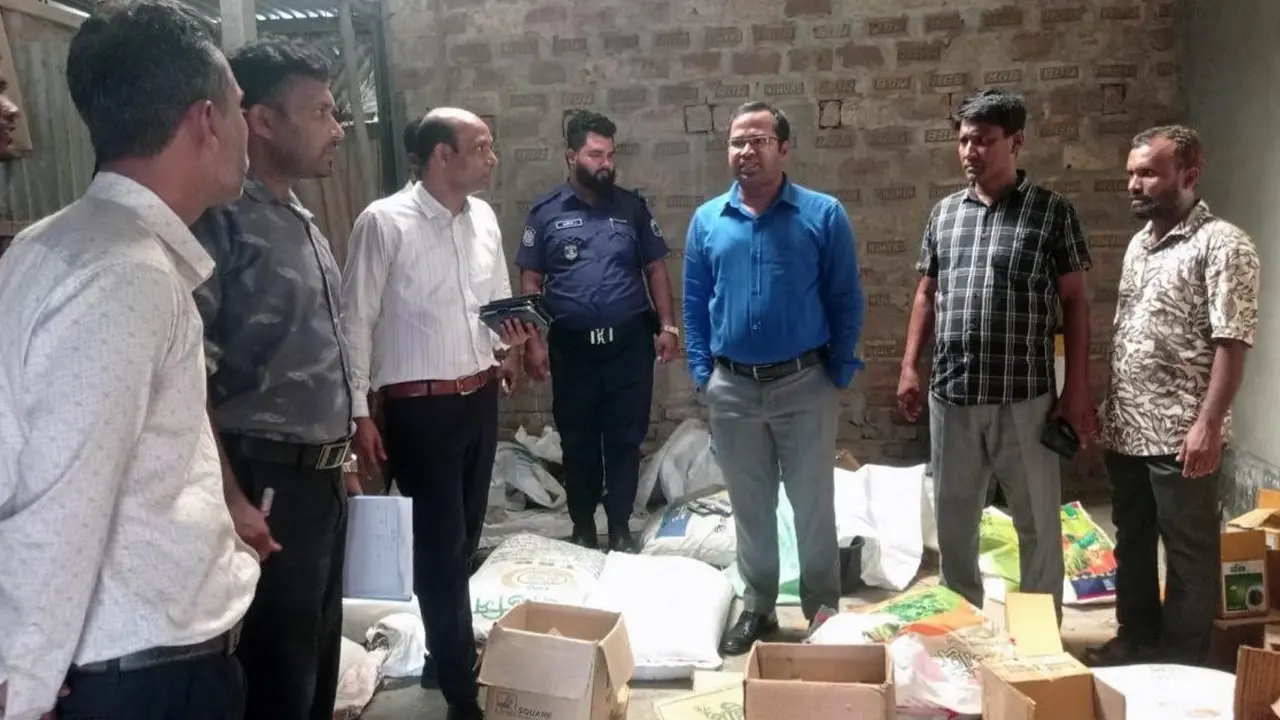 সার মজুতের দায়ে বগুড়ায় ৪ ব্যবসায়ীকে জরিমানা, ৭৬ বস্তা সার জব্দ