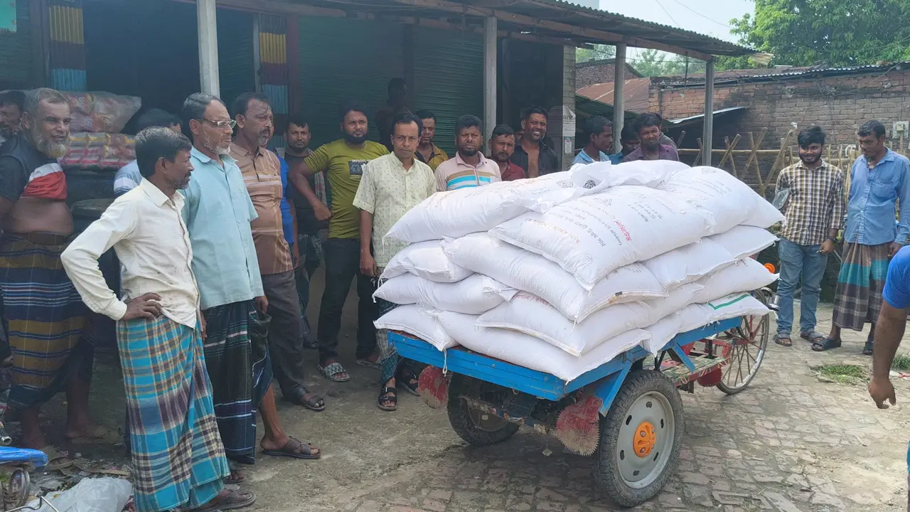 ঝিনাইদহে পাচারের সময় এক হাজার কেজি সার জব্দ