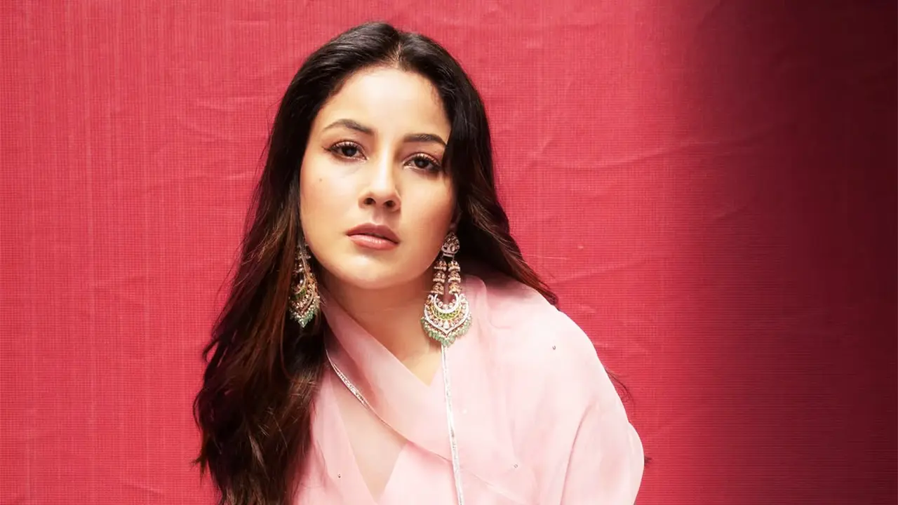 ভক্তের বুকে নিজের চেহারা দেখে অবাক অভিনেত্রী