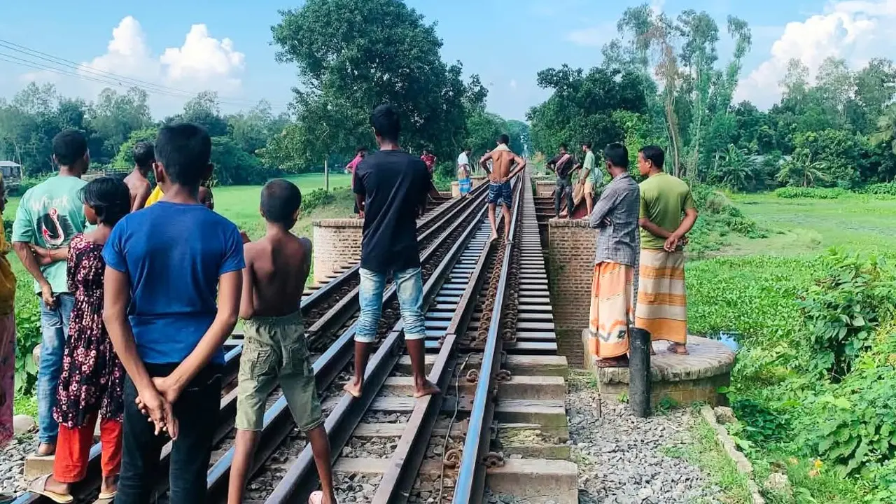 সিরাজগঞ্জে ট্রেনে কাটা পড়ে অজ্ঞাত ব্যক্তির মৃত্যু