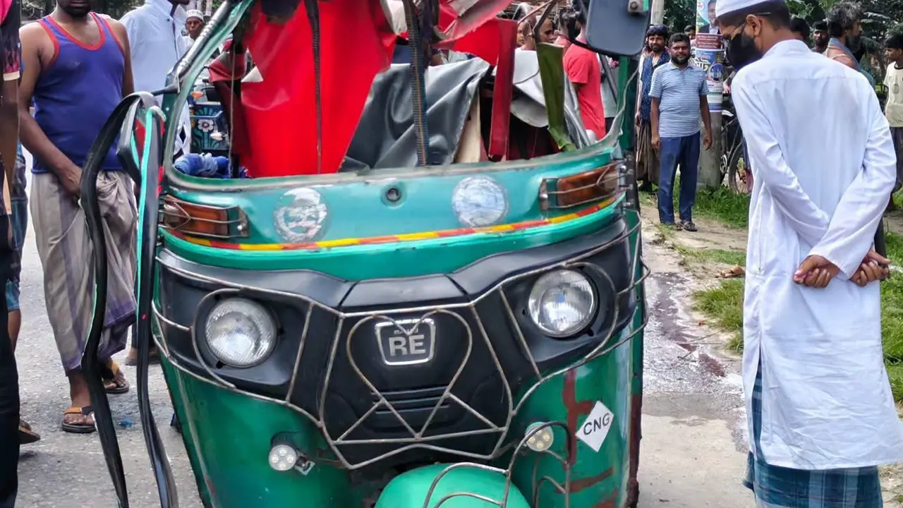 সিএনজির এক্সেল ভেঙে বাসের সঙ্গে সংঘর্ষ, প্রাণ গেল কলেজছাত্রীর
