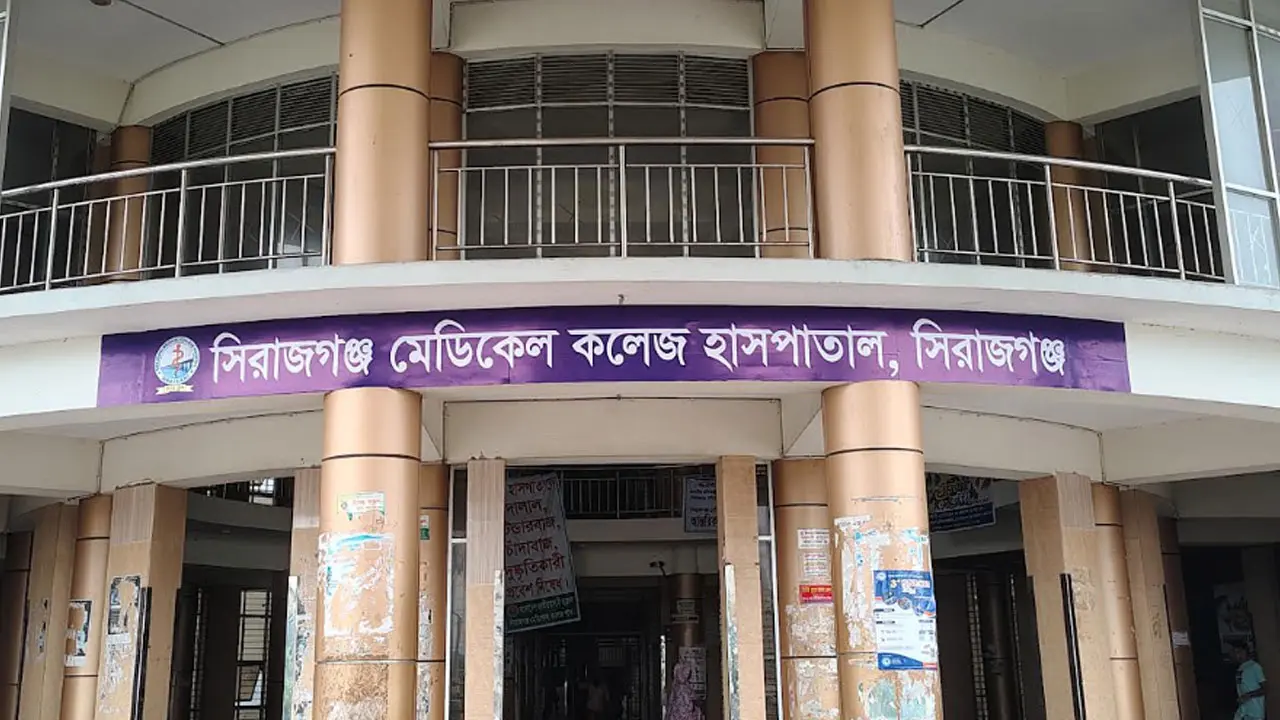 সরকারি হাসপাতালে রোগীকে ধরিয়ে দেওয়া হলো চেম্বারের ভিজিটিং কার্ড