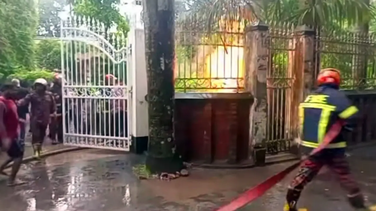 বিদ্যুৎমন্ত্রীর বাড়ির সামনে বজ্রপাতে আগুন