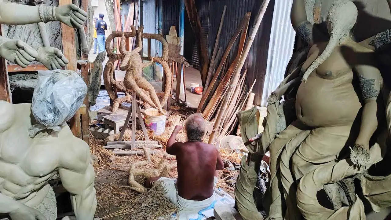 সিরাজগঞ্জের পালপাড়ায় প্রতিমা তৈরিতে ব্যস্ত কারিগররা, বেড়েছে খরচ