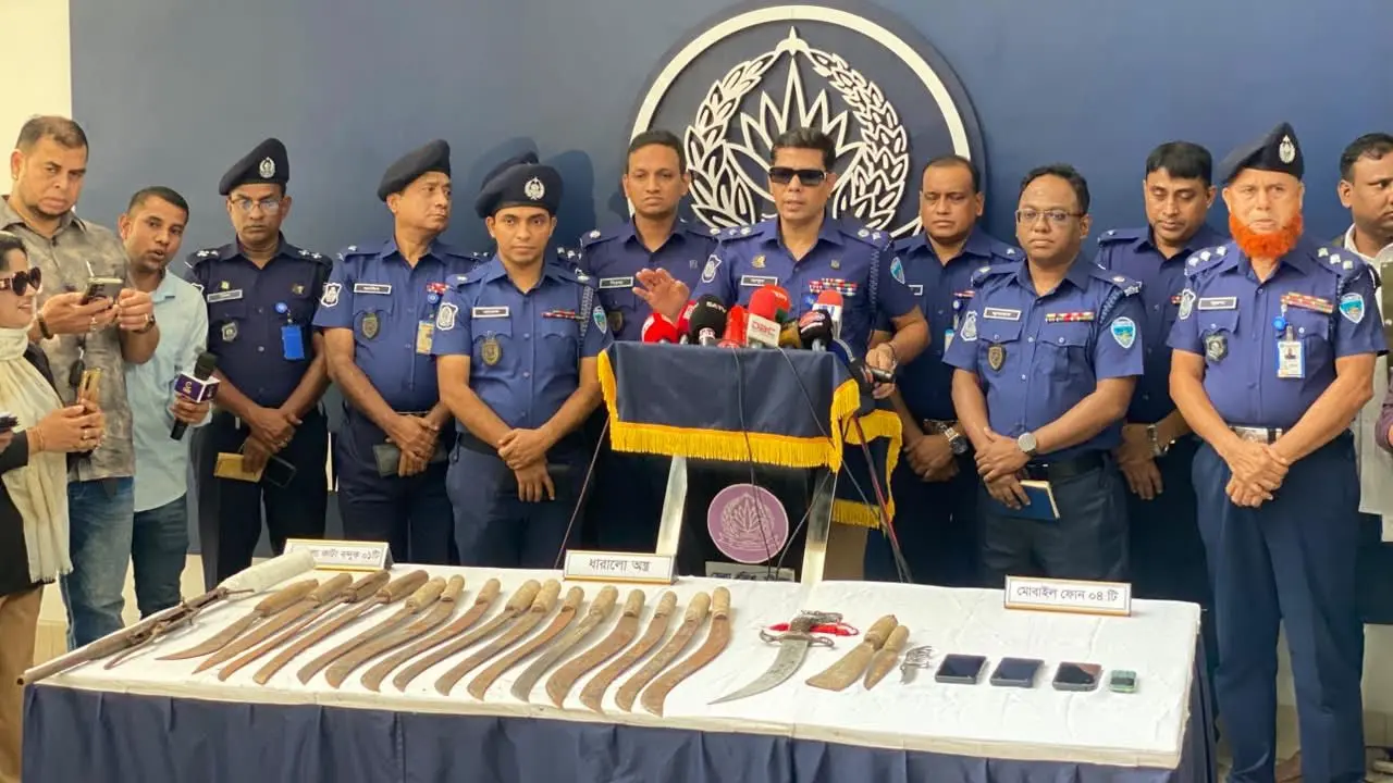 সীতাকুণ্ডে সংঘর্ষের পর গ্রেপ্তার ৩, দেশীয় অস্ত্রের সঙ্গে বন্দুক উদ্ধার