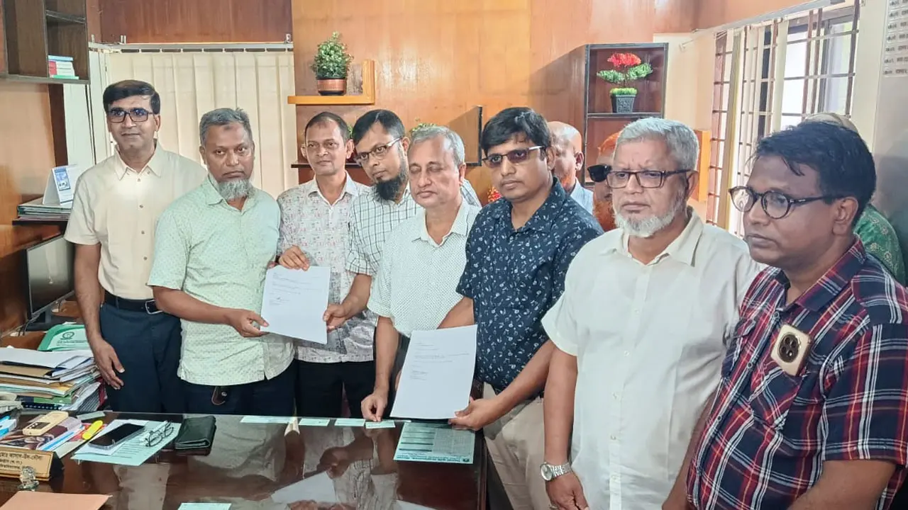 সিকৃবিতে উপাচার্যের অপসারণ দাবিতে ৯ শিক্ষক-কর্মকর্তার পদত্যাগ