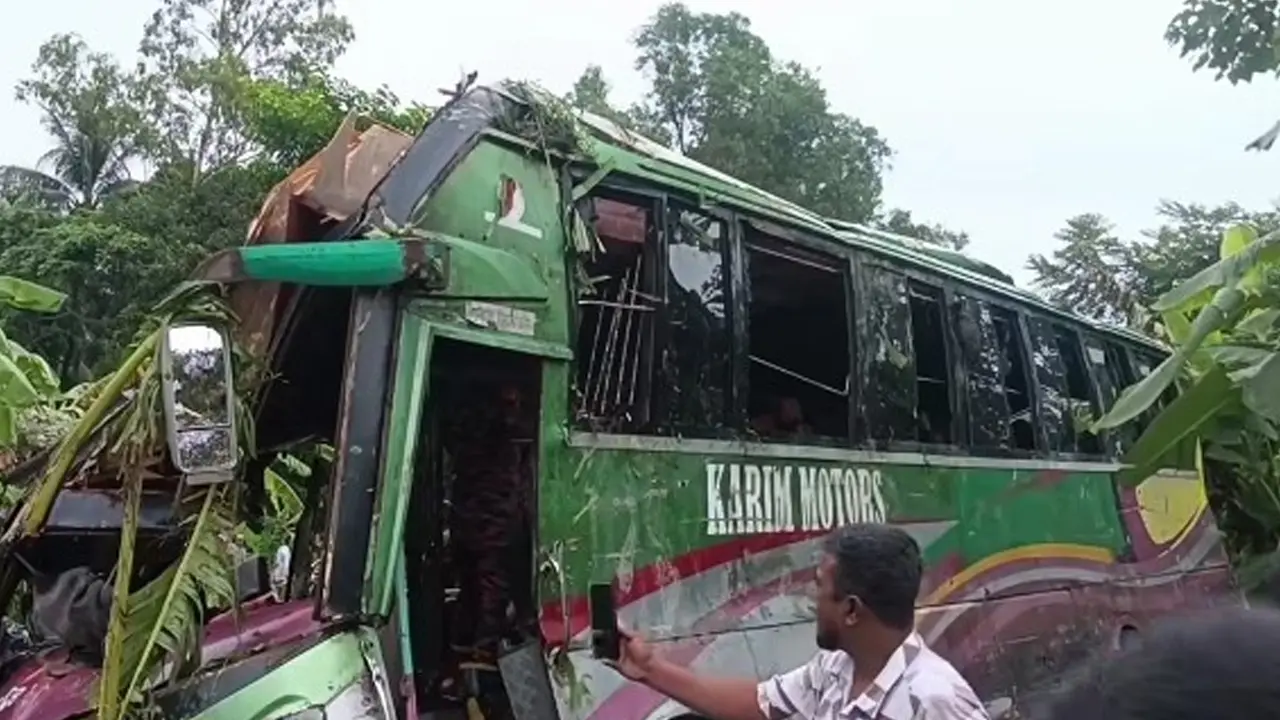 গোপালগঞ্জে নিয়ন্ত্রণ হারিয়ে যাত্রীবাহী বাস খাদে, নারীসহ নিহত ৩
