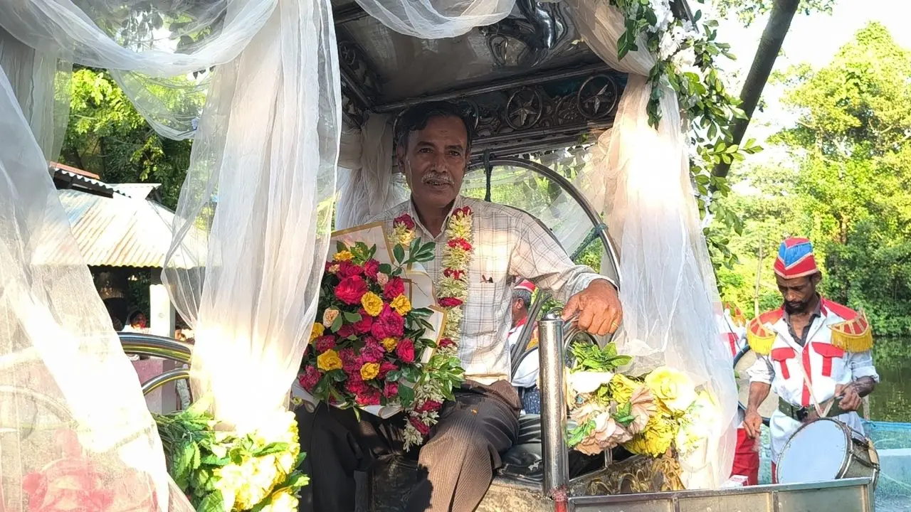 ৩৭ বছর পড়িয়েছেন, বিদায় নিলেন রাজকীয় ঘোড়ার গাড়িতে চড়ে