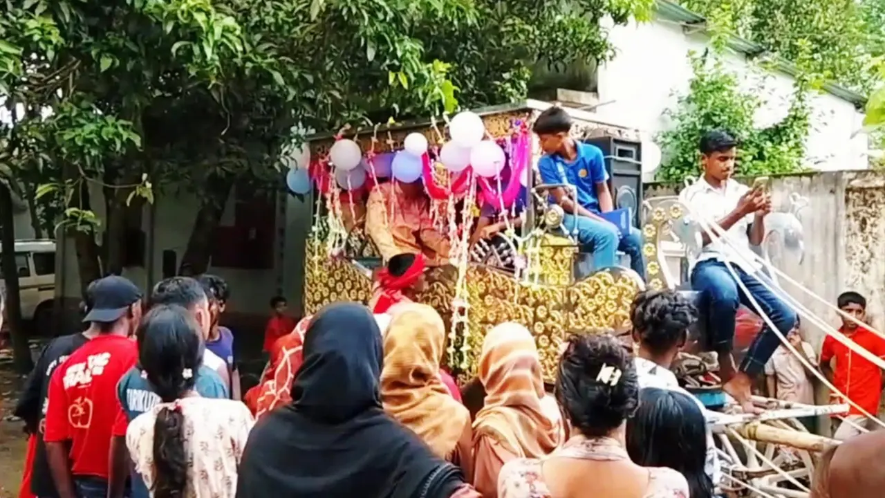 ১৭ বছর একই বিদ্যালয়ে, প্রধান শিক্ষককে ঘোড়ার গাড়িতে রাজকীয় বিদায়