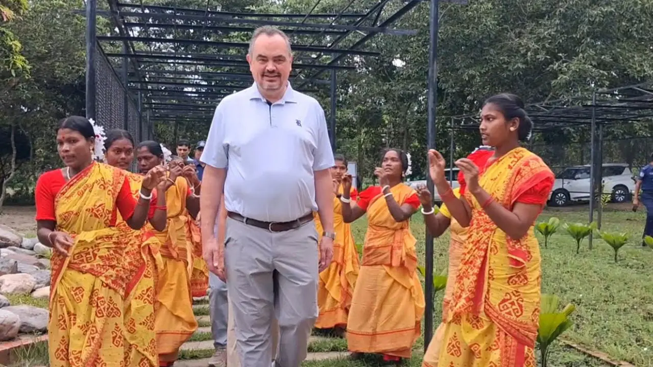 স্ত্রীসহ লোকায়ন জাদুঘরে মার্কিন রাষ্ট্রদূত, দেখলেন বাংলার ঐতিহ্য