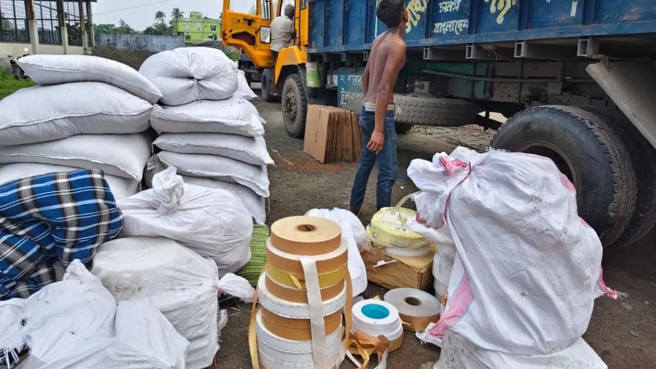 দুই ট্রাকে ‘পুরো সিগারেট কারখানা’, জব্দ ১২৭৫ কেজি তামাক