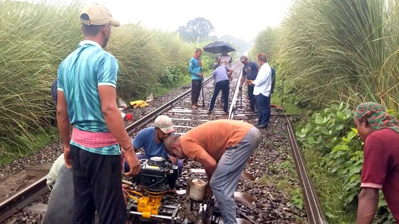 নাটোরে ভাঙা রেললাইন মেরামত, ধীর গতিতে ট্রেন চলাচল শুরু