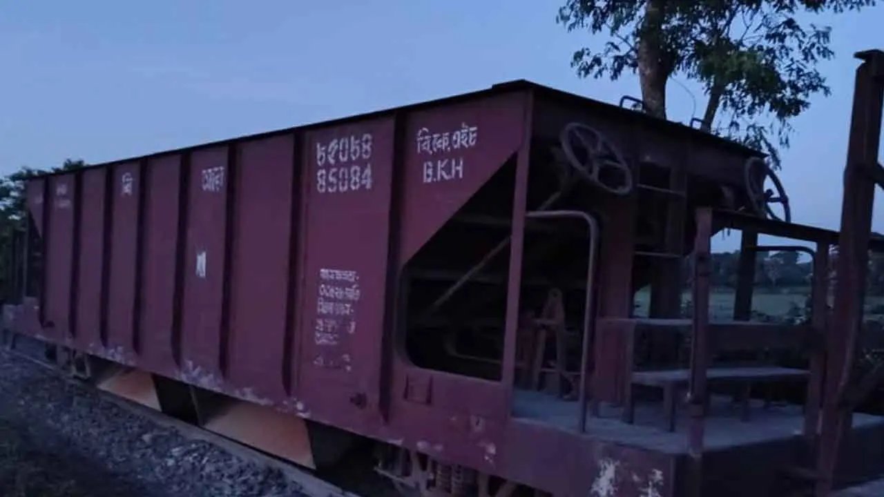 গফরগাঁওয়ে লাইনচ্যুত ট্রেনের বগি উদ্ধার, ৬ ঘণ্টা পর চলাচল স্বাভাবিক