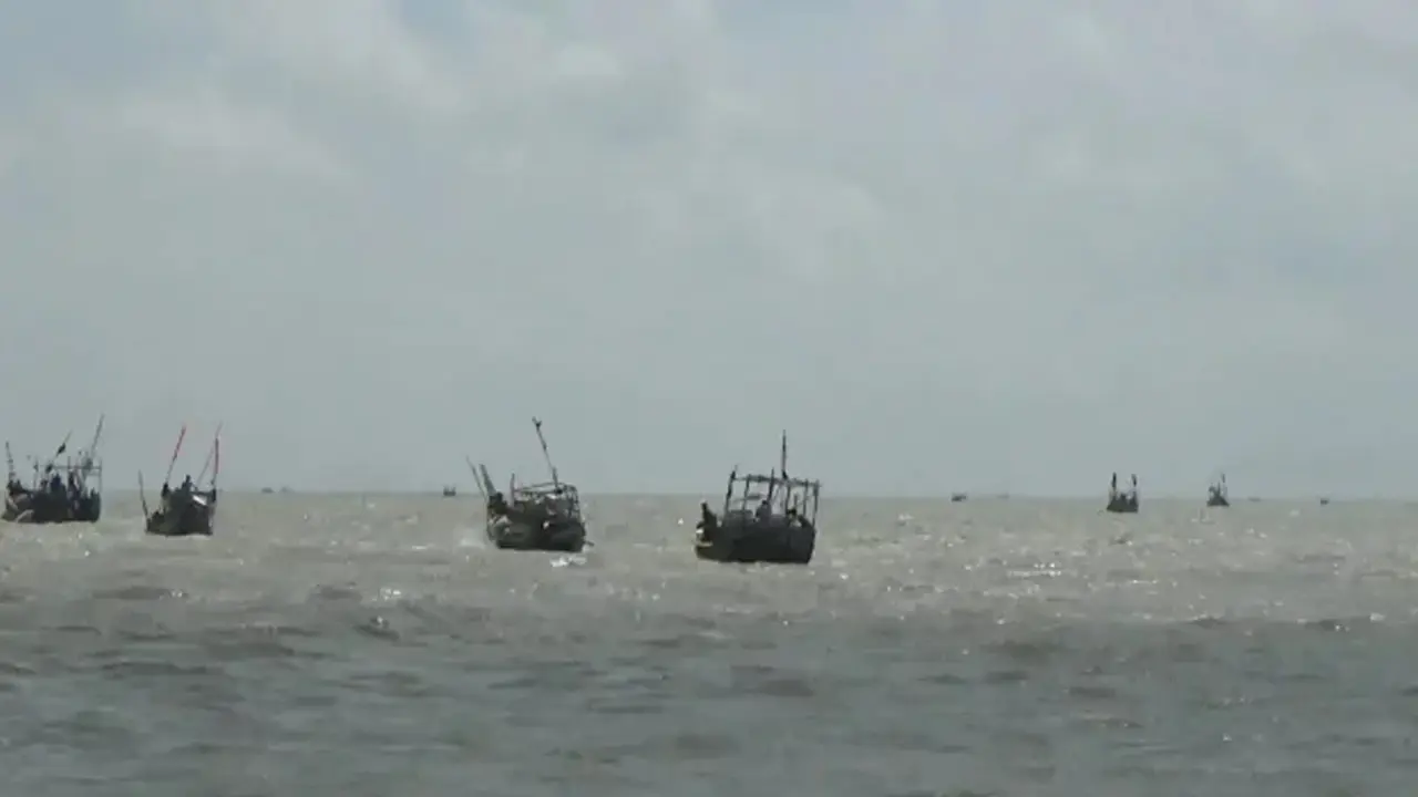 সমুদ্রে মাছ শিকার শেষে ফেরার পথে ট্রলার ডুবি, ১৪ জেলে জীবিত উদ্ধার