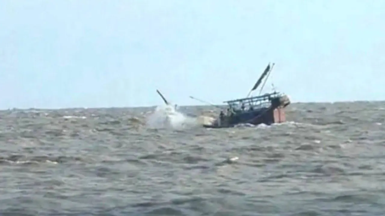 কক্সবাজারে ফিশিং ট্রলার ডুবে ২ জেলের মৃত্যু