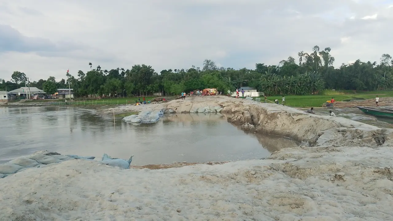 কুড়িগ্রামে তিস্তার ভাঙনে ৪০ মিটার ক্রসবাঁধ বিলীন