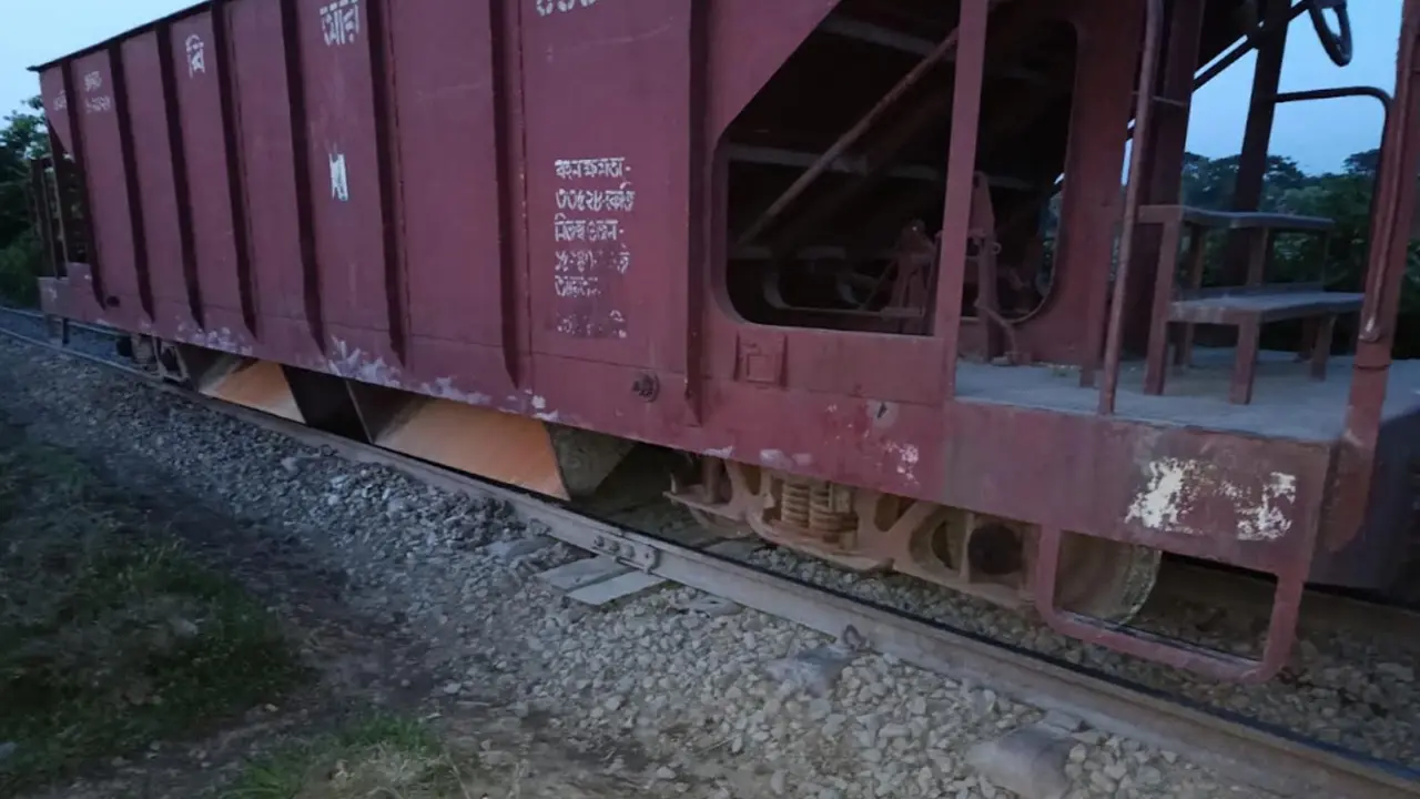 গফরগাঁওয়ে মালবাহী ট্রেন লাইনচ্যুত, ৫ ঘণ্টা ধরে বন্ধ রেল চলাচল