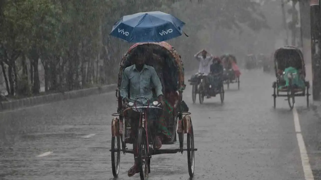 পশ্চিম দিকে সরে যাচ্ছে লঘুচাপ, দেশজুড়ে অব্যাহত বৃষ্টির আভাস