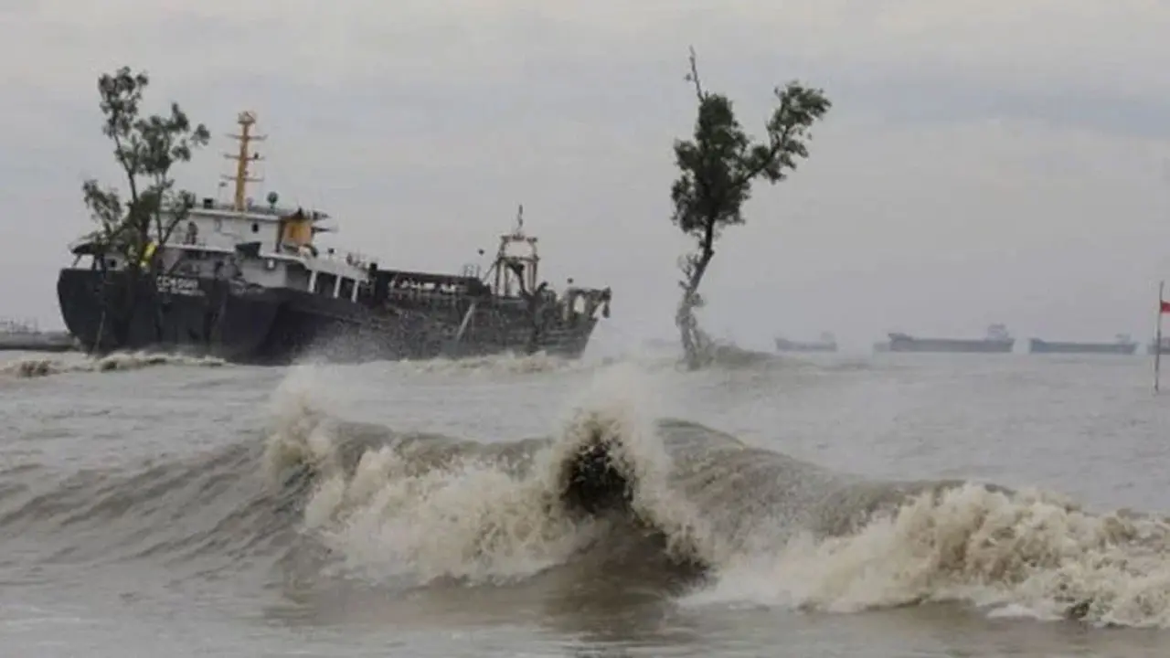 ১১ অঞ্চলে ঘণ্টায় ৬০ কিমি বেগে ঝড়-বৃষ্টির শঙ্কা, নদীবন্দরে সংকেত
