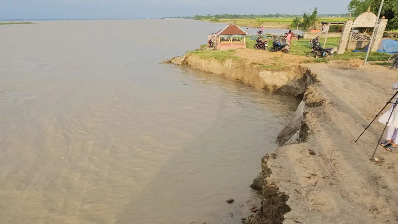 জিও ব্যাগ ধসে পড়ছে পদ্মায়, হুমকিতে মুন্সিবাজারসহ কয়েকশ পরিবার