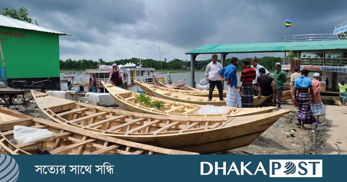 জৌলুস হারাচ্ছে পটুয়াখালীর শতবর্ষী ডিঙি নৌকার হাট
