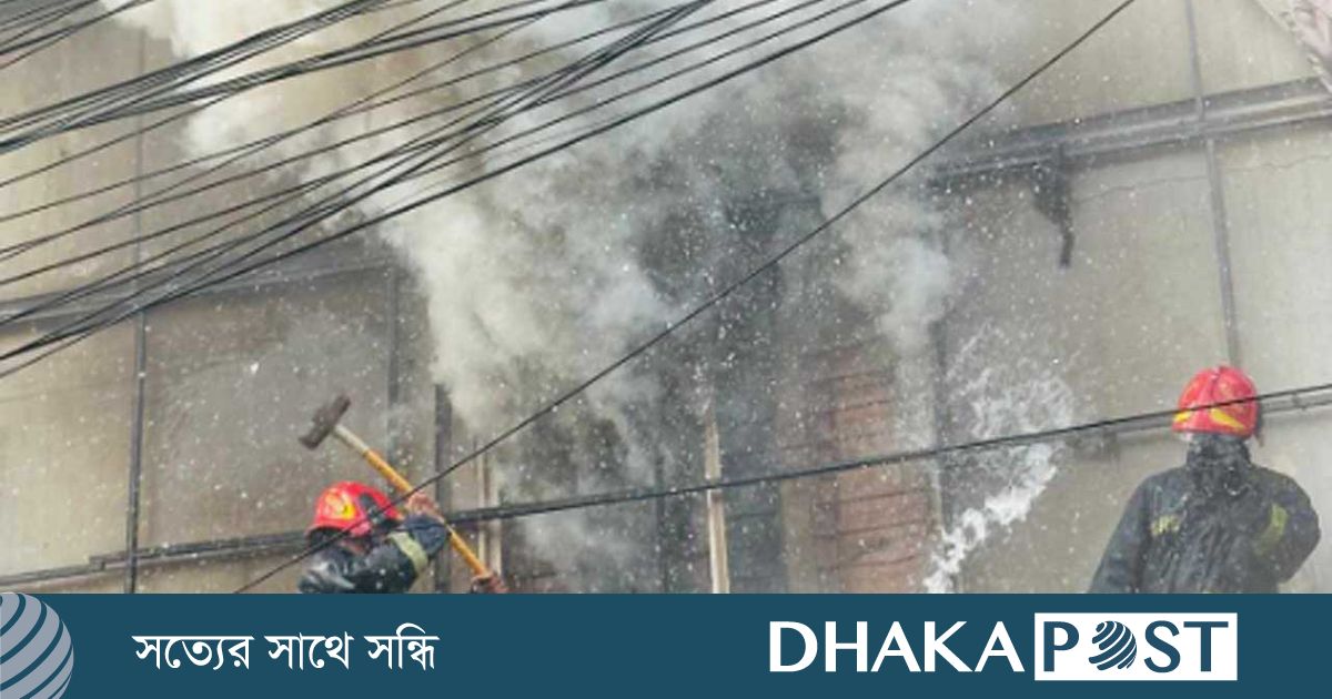 উত্তরায় রেস্টুরেন্টে আগুন : উপরে আটকে আছেন অনেকে