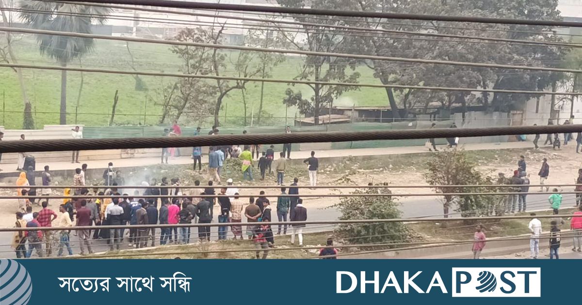 বেক্সিমকোর ১৬ কারখানা খুলে দেওয়ার দাবিতে সড়ক অবরোধ