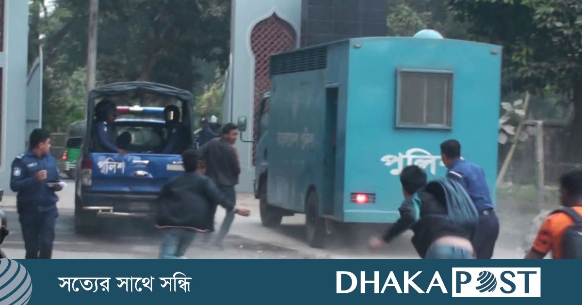 টাঙ্গাইলে সাবেক কৃষিমন্ত্রীকে বহনকারী পুলিশভ্যানে ডিম নিক্ষেপ