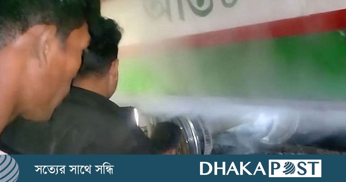 নাটোরে চলন্ত ট্রেনের বগিতে আগুন, আতঙ্কে লাফিয়ে পড়ে আহত ১